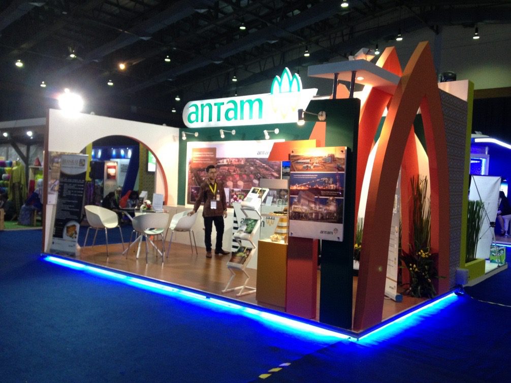 Booth exhibition ANTAM dengan lampu LED biru yang dibangun Herkam Atelier